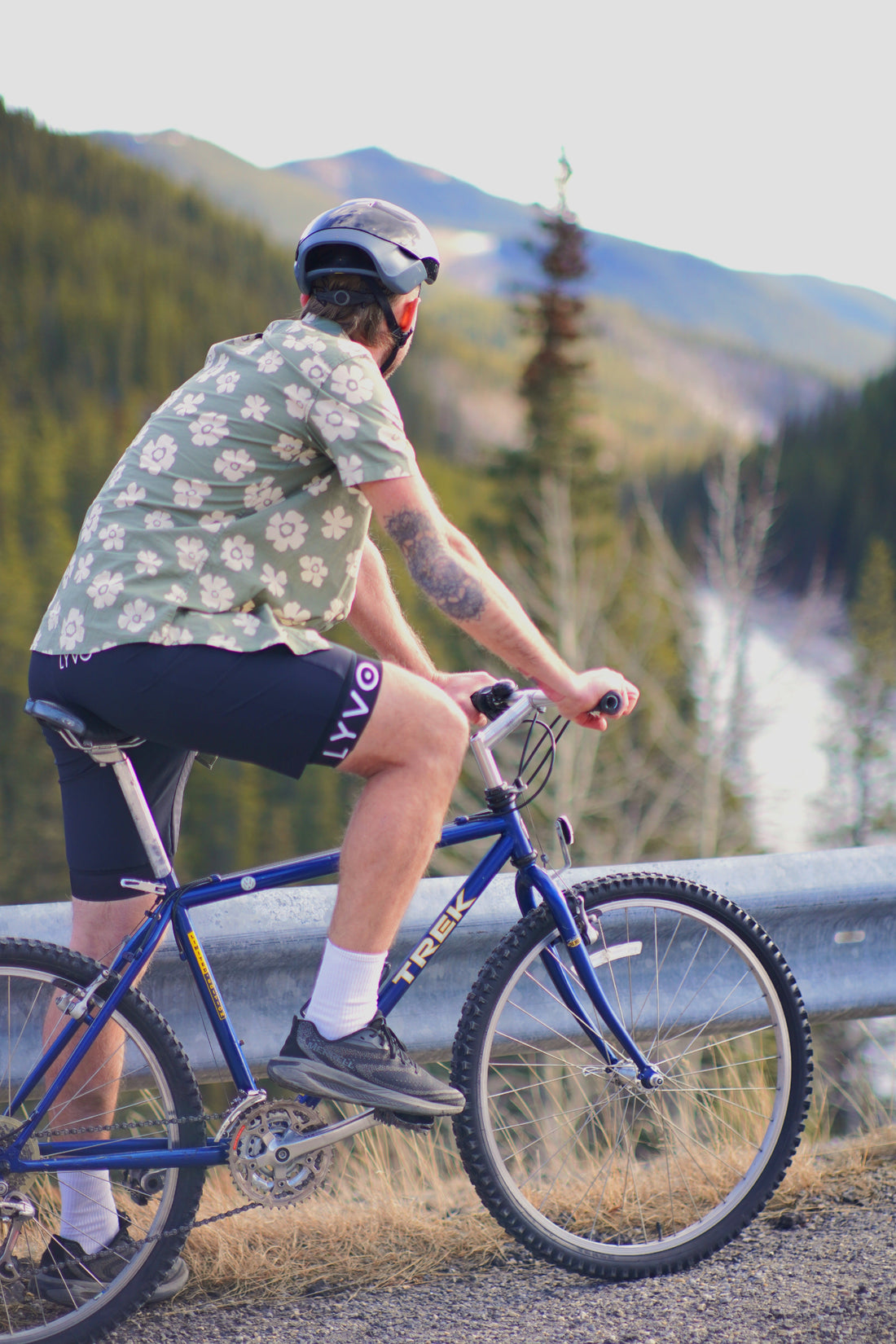 Lyvo Bib shorts side view with loose overshort